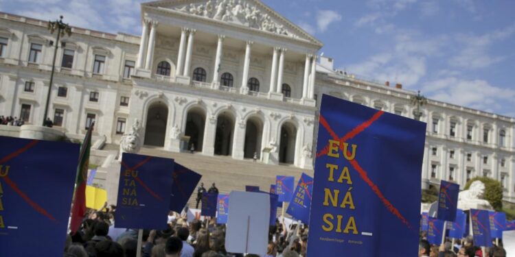 Eutanasia, proteste a Lisbona (Foto: 2020, LaPresse)