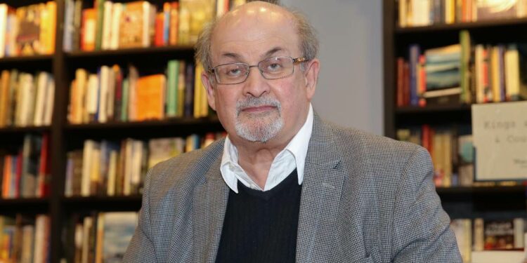 Lo scrittore Salman Rushdie (Foto: 2017, LaPresse)