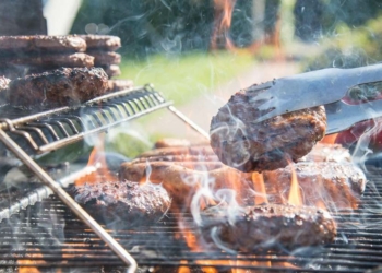 barbecue con piscina nella ex scuola di Osaka, in Giappone