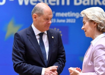 Il Cancelliere tedesco Olaf Scholz con la Presidente della Commissione Ue Ursula von der Leyen (LaPresse)