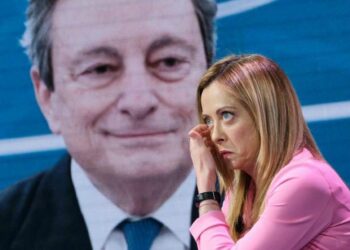 Giorgia Meloni, leader di FdI. Sullo sfondo, Mario Draghi (LaPresse)