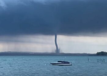 La tromba d'aria sul lago di Garda. (Youtube)