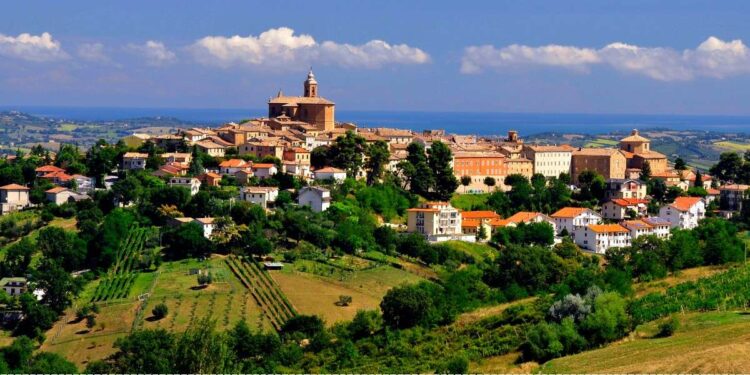 Veduta di Montecarotto (foto di Elio Sebastianelli, da Wikipedia)