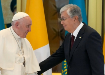 Papa Francesco e il presidente del Kazakistan, K.J. Tokayev (LaPresse)