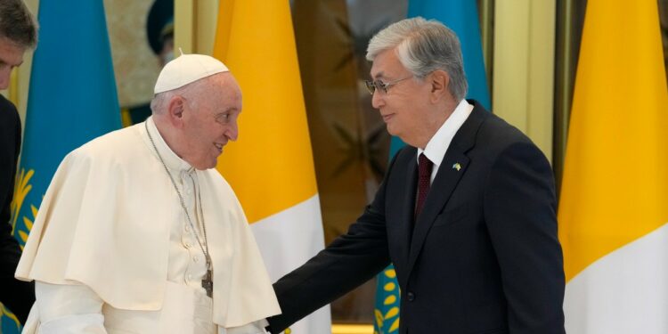 Papa Francesco e il presidente del Kazakistan, K.J. Tokayev (LaPresse)