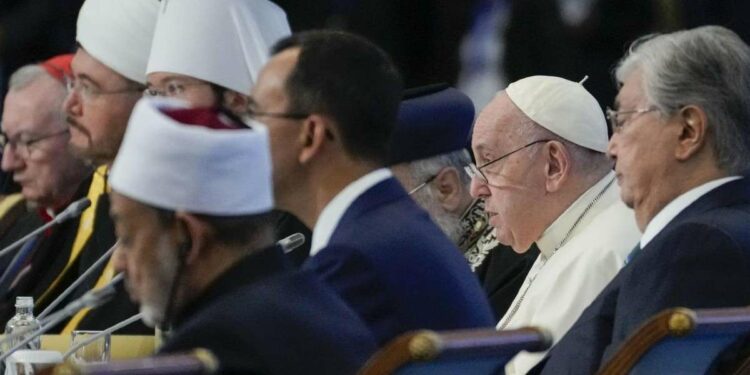 Papa Francesco durante il Congresso dei leader religiosi in Kazakistan nel 2022. Alla sua sua sin. il presidente Tokayev (LaPresse)