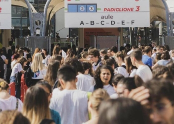 Giovani all'ingresso del Lingotto di Torino per i test di accesso a medicina (LaPresse)