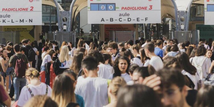 Giovani all'ingresso del Lingotto di Torino per i test di accesso a medicina (LaPresse)