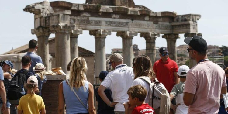 Turisti a Roma (LaPresse)