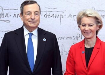 Mario Draghi e Ursula von der Leyen (Lapresse)