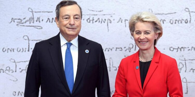 Mario Draghi e Ursula von der Leyen (Lapresse)