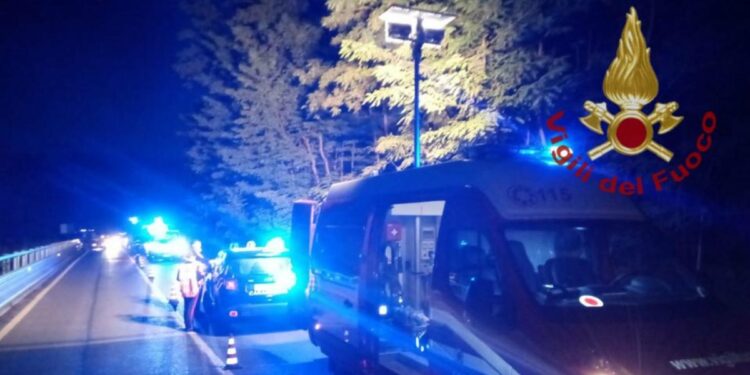 Incidenti oggi, auto fuori strada a Garessio (foto Vigili del Fuoco)