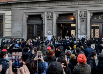 Davanti al Liceo Manzoni di Milano (LaPresse)