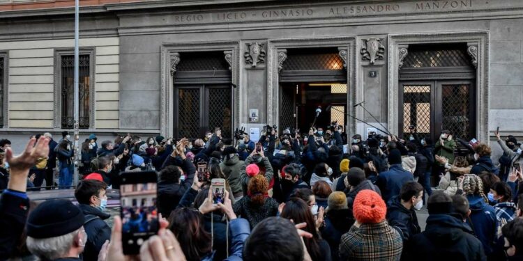 Davanti al Liceo Manzoni di Milano (LaPresse)