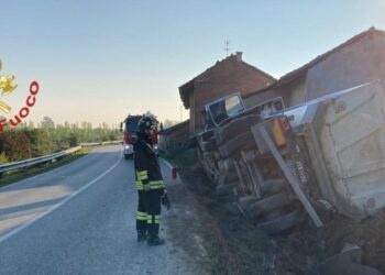 Incidenti oggi, autotreno fuori strada tra Roddi e Verduno (foto: Vigili del Fuoco)