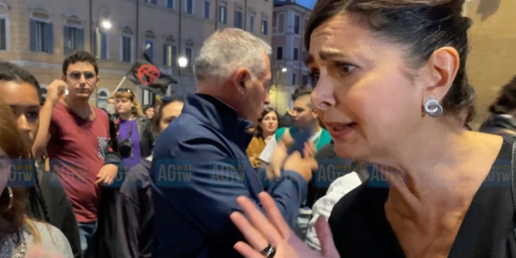 Laura Boldrini contestata durante manifestazione pro aborto