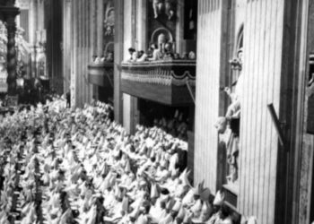 I padri conciliari nella Basilica di San Pietro il 12 ottobre 1962 (LaPresse)