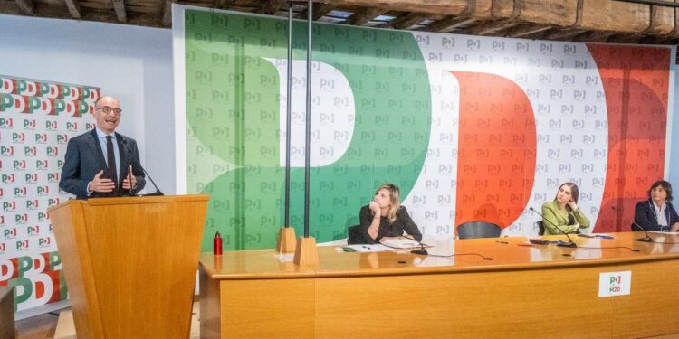 Enrico Letta parla durante la direzione Pd (LaPresse)