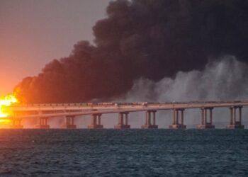 Fiamme e fumo dal ponte Kerch in Crimea (LaPresse)