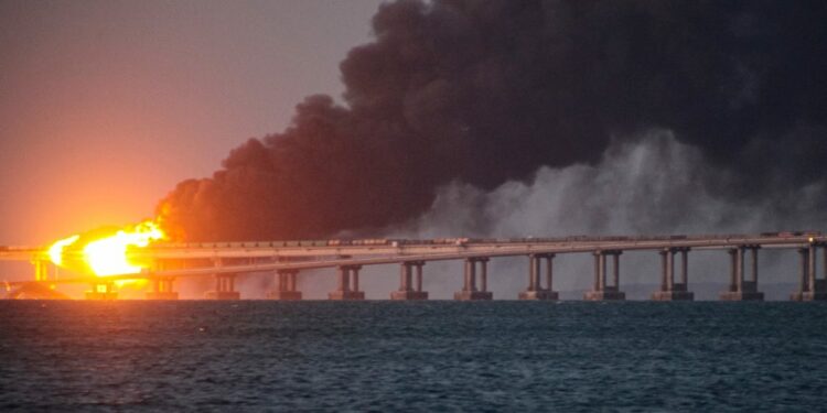 Fiamme e fumo dal ponte Kerch in Crimea (LaPresse)