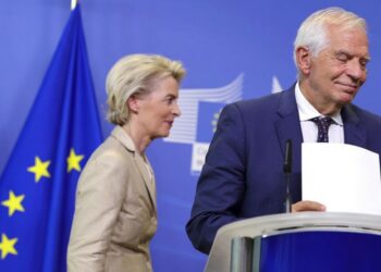 Ursula von der Leyen, presidente della Commissione Ue, e e Josep Borrell, capo della politica estera Ue (LaPresse)