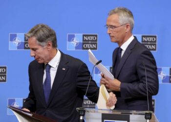 Il segretario Nato Jens Stoltenberg con il segretario di Stato Usa Anthony Blinken (a sin.) (LaPresse)