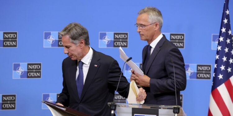 Il segretario Nato Jens Stoltenberg con il segretario di Stato Usa Anthony Blinken (a sin.) (LaPresse)