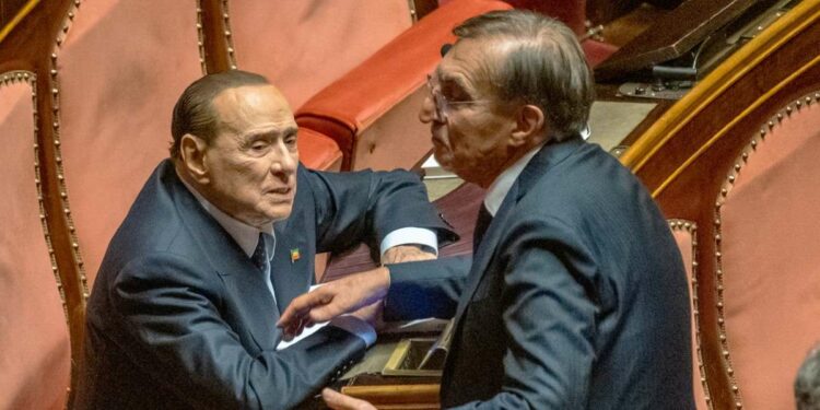 il momento in cui Berlusconi manda a quel paese Ignazio La Russa, prima della sua elezione (LaPresse)