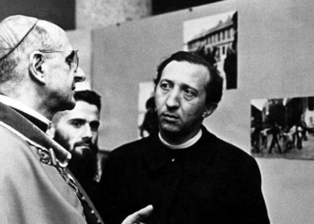 Don Luigi Giussani (al centro) con il card. Montini nel 1963 (LaPresse)