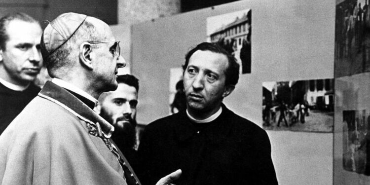 Don Luigi Giussani (al centro) con il card. Montini nel 1963 (LaPresse)