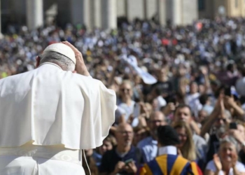 Papa Francesco arriva in piazza per l'udienza a Comunione e Liberazione (LaPresse)