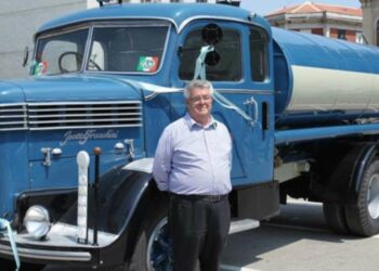 Carlo Marazzato, il più grande collezionista europeo di camion d’epoca, accanto ai suoi inseparabili mezzi storici.