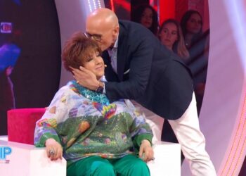 Alfonso Signorini bacia Orietta Berti al Gf Vip