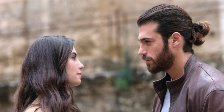 Francesca Chillemi e Can Yaman in "Viola come il mare"