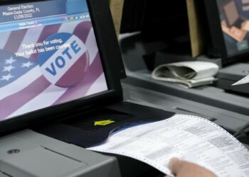 Un test delle apparecchiature in vista del voto di novembre (LaPresse)