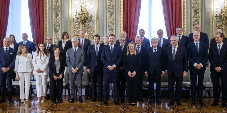 Governo Meloni: foto di gruppo dopo il giuramento (LaPresse)