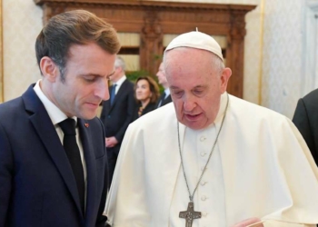 Il presidente francese Emmanuel Macron con papa Francesco (LaPresse)