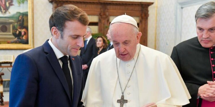 Il presidente francese Emmanuel Macron con papa Francesco (LaPresse)