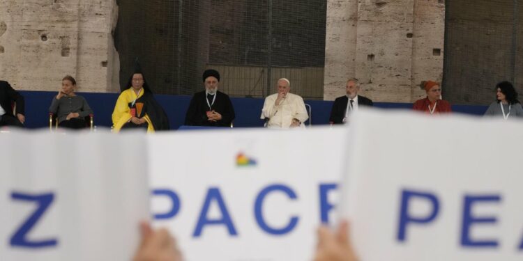 Papa Francesco al Colosseo per la Preghiera della pace (Foto: 2022, LaPresse)