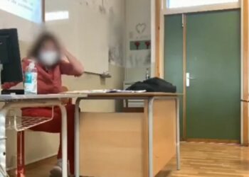 Rovigo, studenti sparano alla prof (video diffuso sui social)