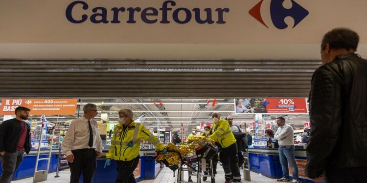 Attacco al supermercato Carrefour del centro commerciale Milanofiori (Foto: LaPresse)