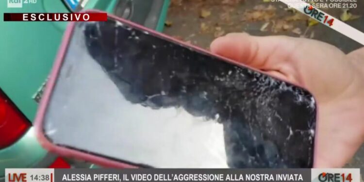 Il cellulare dell'inviata di Mattino 5 aggredita dall'ex marito di Alessia Pifferi (Rai 2, diretta Ore 14)