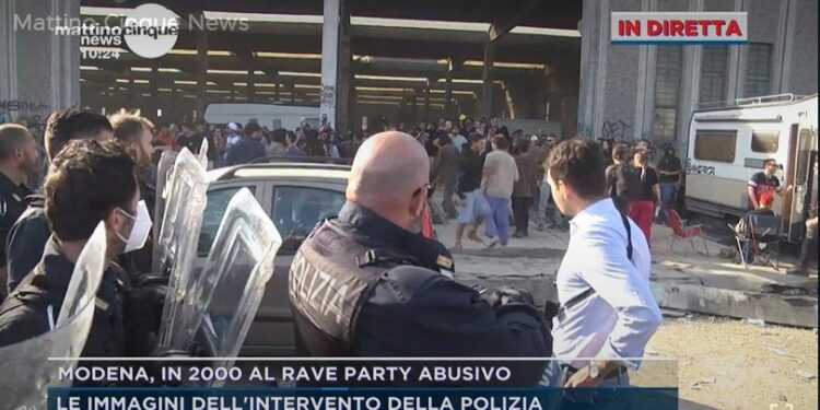 Forze dell'ordine al rave party di Modena (Mattino5)