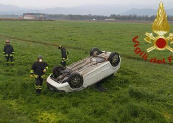 Incidenti oggi 1 novembre 2022, auto fuori strada a Saluzzo (foto: Vigili del fuoco)