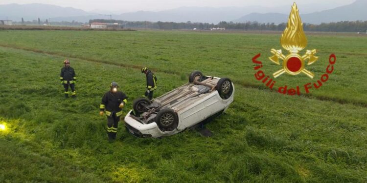 Incidenti oggi 1 novembre 2022, auto fuori strada a Saluzzo (foto: Vigili del fuoco)