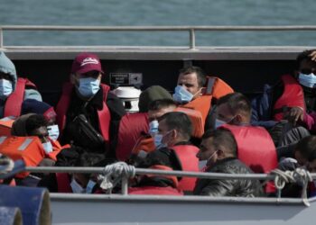 Migranti, donne e bambini portati a terra a Dover dopo aver attraversato il Canale della Manica (Foto: 2022, LaPresse)