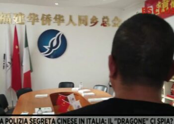 La stazione di polizia cinese illegale a Prato (Fuori dal Coro, MediasetInfinity)