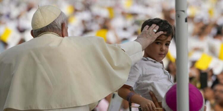 Papa Francesco in Bahrein (LaPresse)