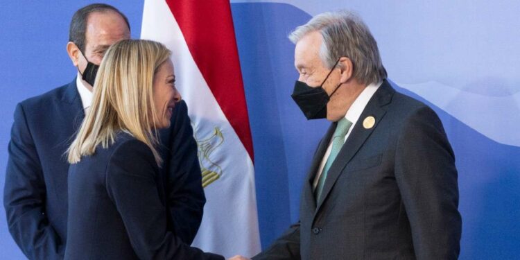 Giorgia Meloni con il presidente egiziano Al Sisi e Antonio Guterres, segretario generale dell'Onu (LaPresse)