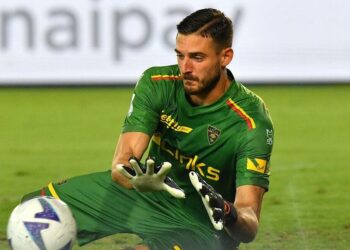 Wladimiro Falcone con la maglia del Lecce (Foto LaPresse)